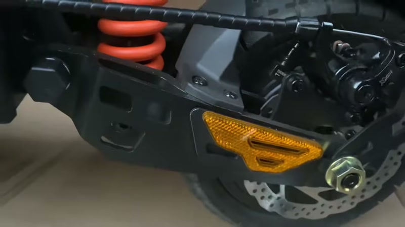 Remplacer le pneu arrière d'une Kukirin G2 Master